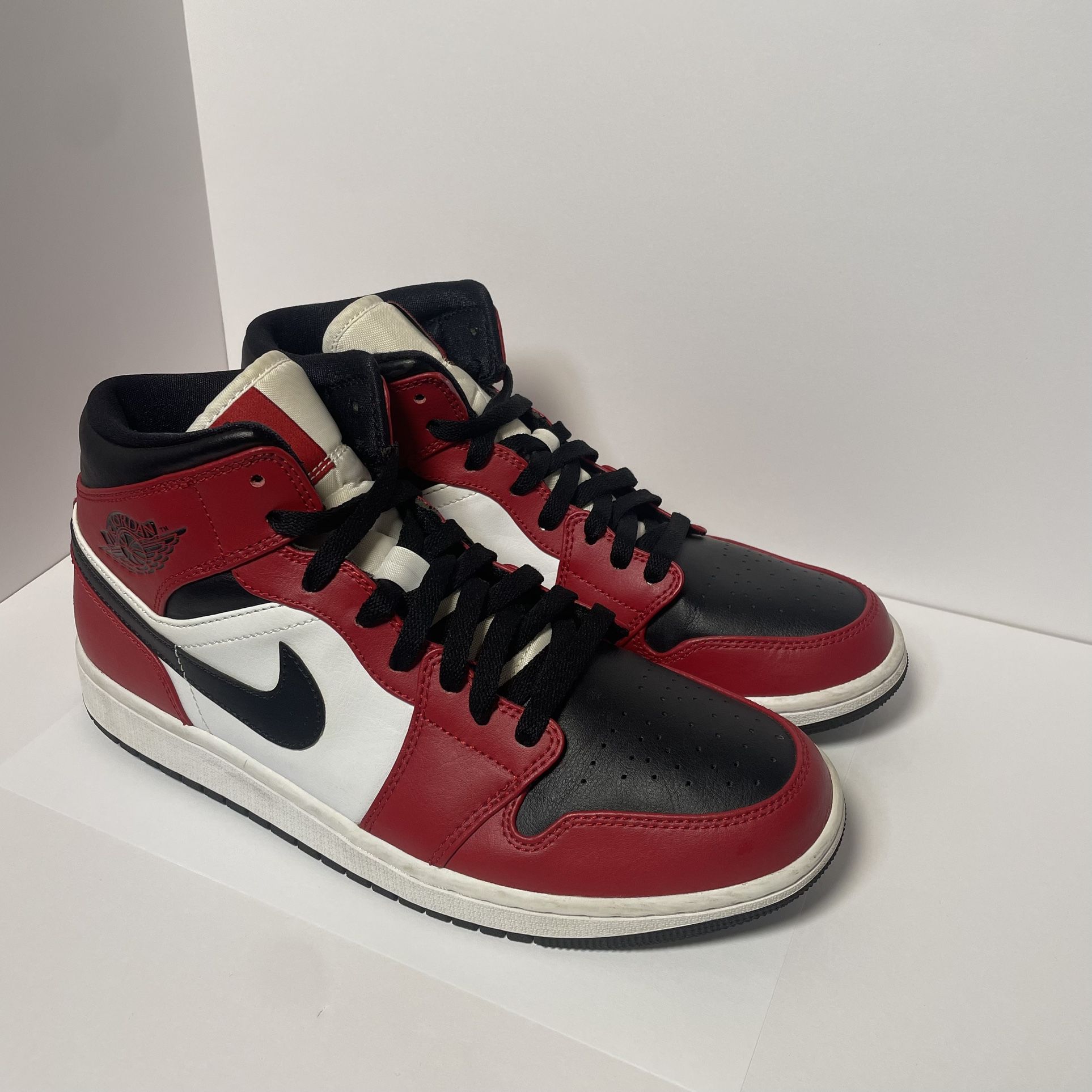 Nike Mens Air Jordan 1 Mid Chicago Black Toe 554724-069 Size 9.5