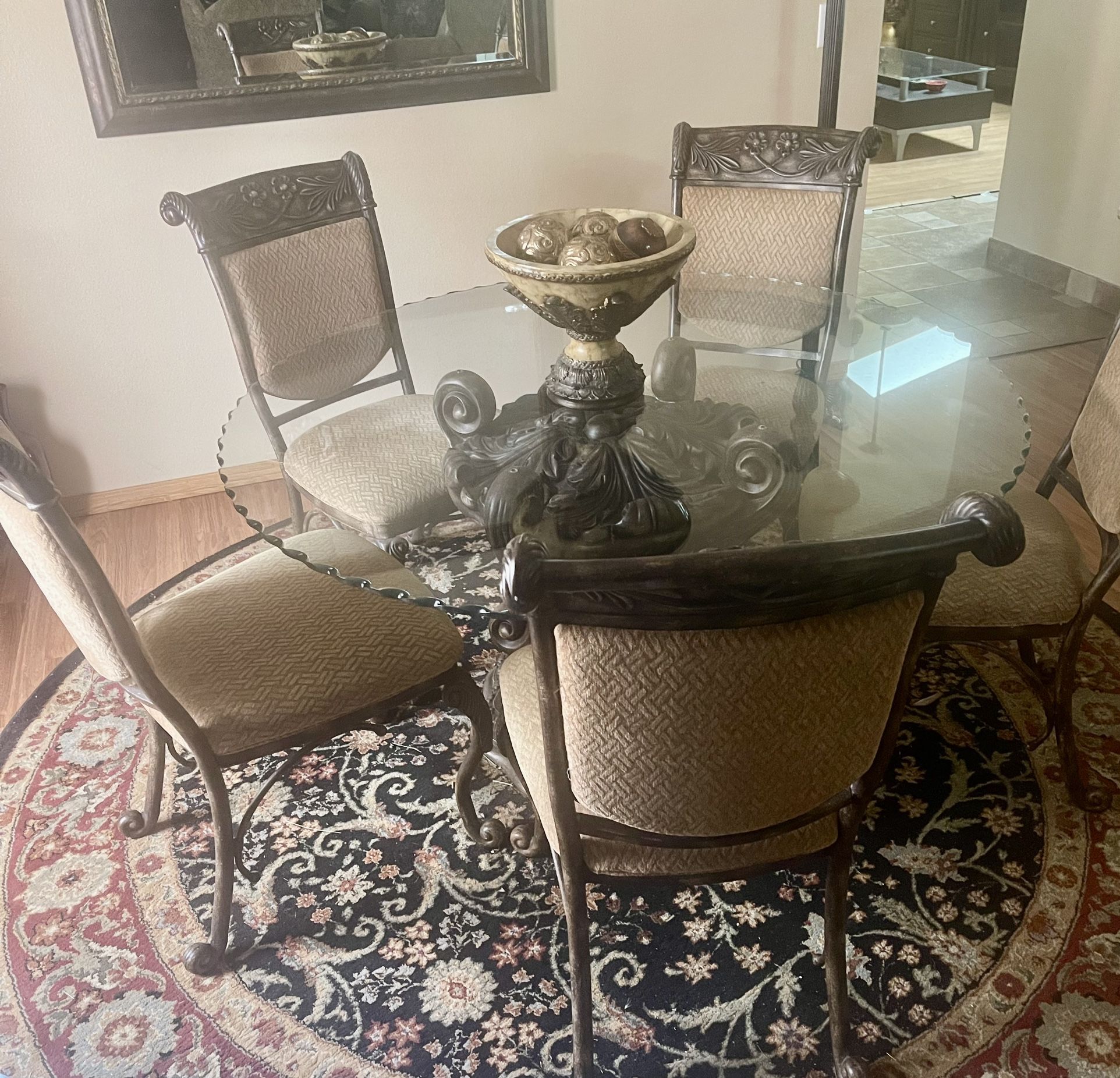 *** Dining Room Set / 5 Chair Table with Hutch ***