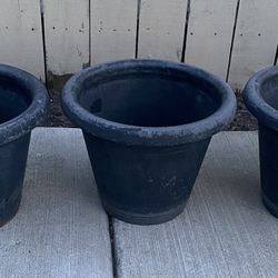 3/ Plastic Flower Pots