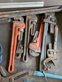 Pipe wrenches