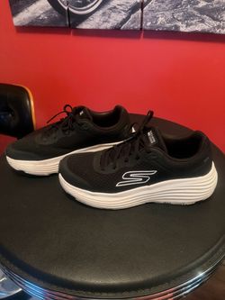 Sketchers Men’s Max Cushion Shoes Size 12 Wide