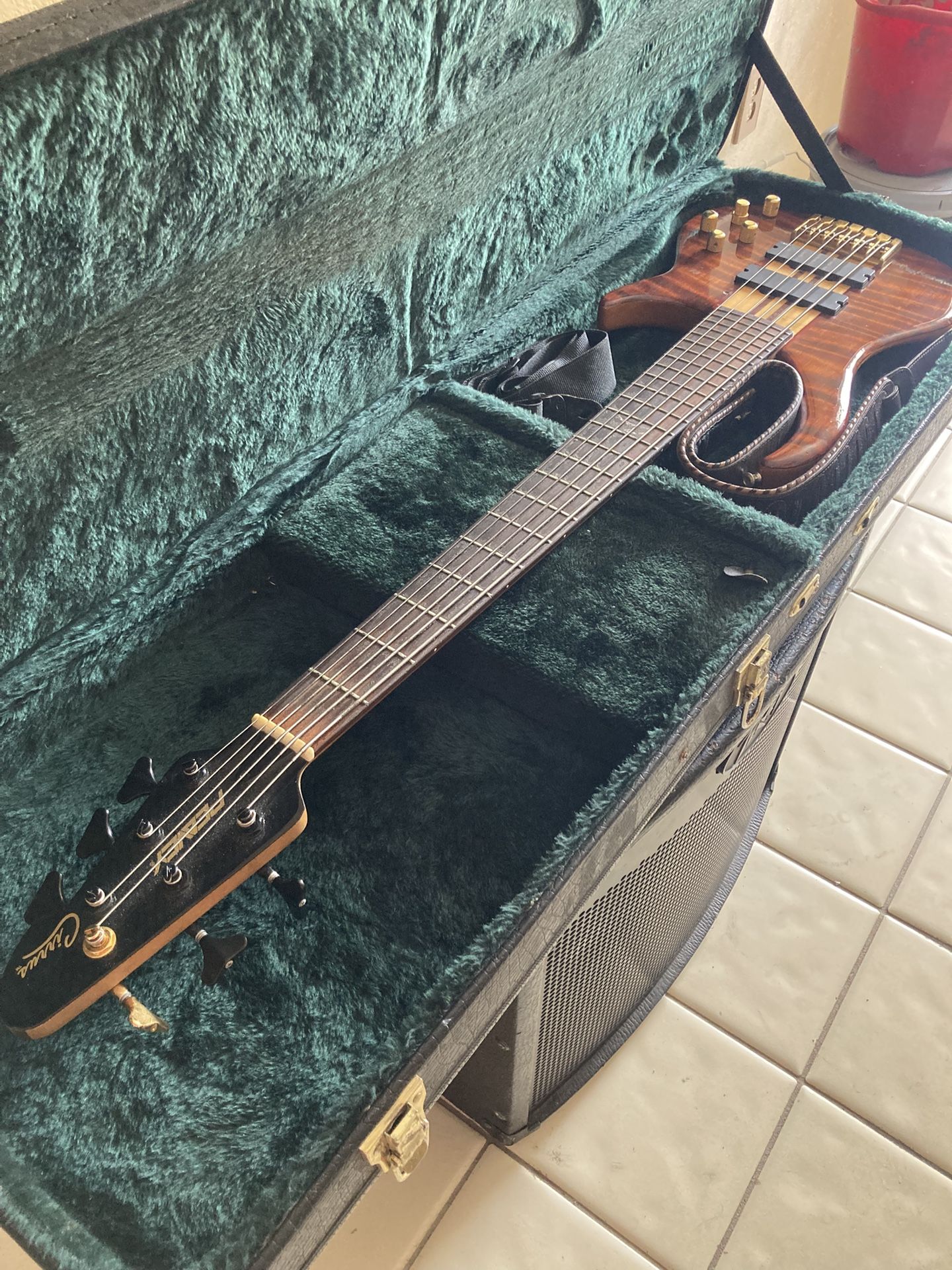 6 String Peavey USA Bass And Bass Amp