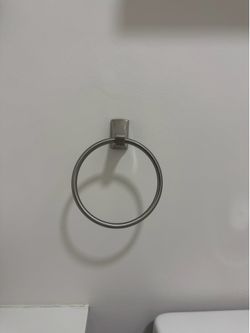 Towel ring and toilet paper holder/Anillo para toalla y portarrollos de papel higiénico