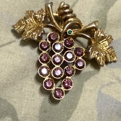 Vintage Lia Purple Rhinestones Bunch of Grape Gold Tone Fruits Brooch Pin