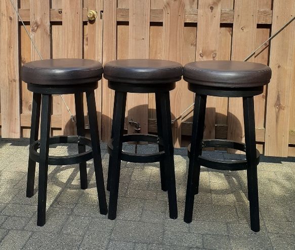 3 BAR STOOLS
