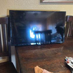 32”Smart Tv With Wall Mount And Remote 