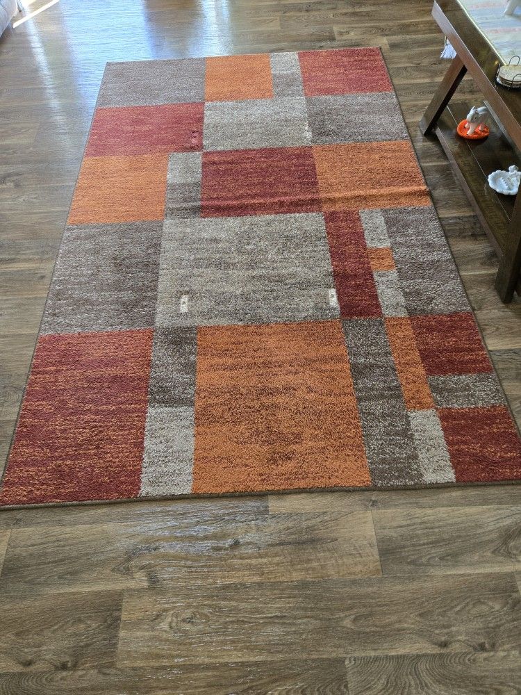 Multi Color Rug 5x8' In Good Condition Doesn't Shed Or Fade.