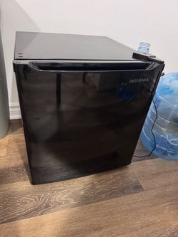Insignia Mini Fridge 1.7cu