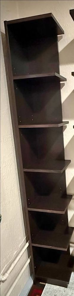 Tall corner bookshelf 6 shelves dark brown. Dimensions: 80" tall x  12.5" long x 11" deep. Very Good Condition

Pick up in San Jose, 95121 area. 

Tal