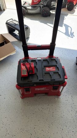 Milwaukee Packout w/ Milwaukee 18/12v charger included!