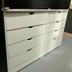 8 Drawer Dresser  No Knobs