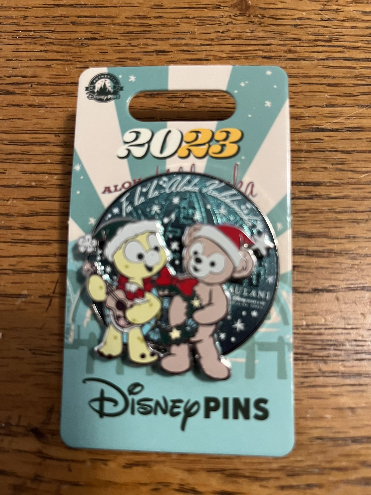 Trading Pin Disney Aulani Limited 2023 Holiday Pin Olu Duffy Bear Ko Olina Hawaii. Brand new on original card.