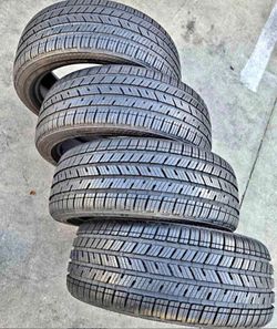 205/5017 Bridgestone 📍📍 Vendo un set de llantas con 80% de vida las 4 📍🌟