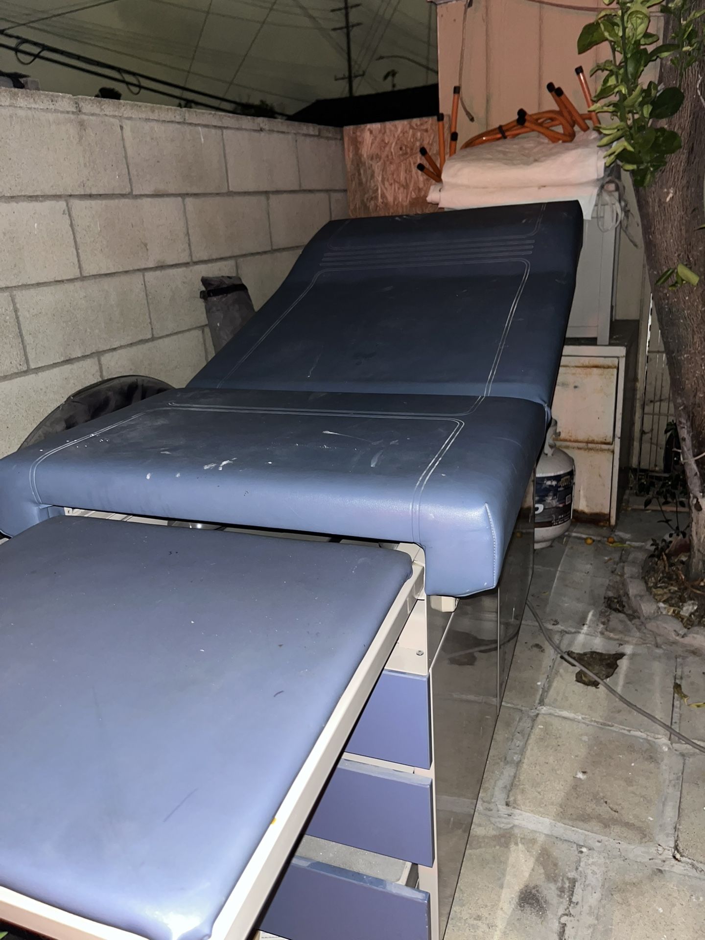 Treatment table (electrical)