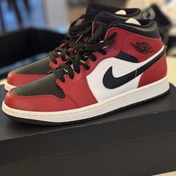 Jordan 1 Mid Chicago Black Toe 554724-069, Men’s Size 10 - NEW