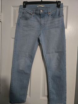Levi's Women's Boyfriend Fit Tapered Leg Light Wash Jeans Size 10 / 30