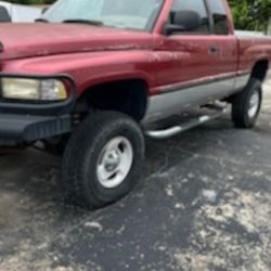 1998 Dodge 1500 4X4 LOW MILES MAKE OFFERS ALL OFFERS CONSIDERED...