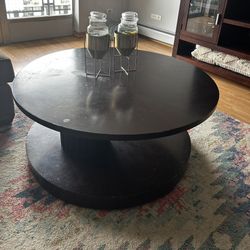 Swiveling Coffee/ Cocktail Table 