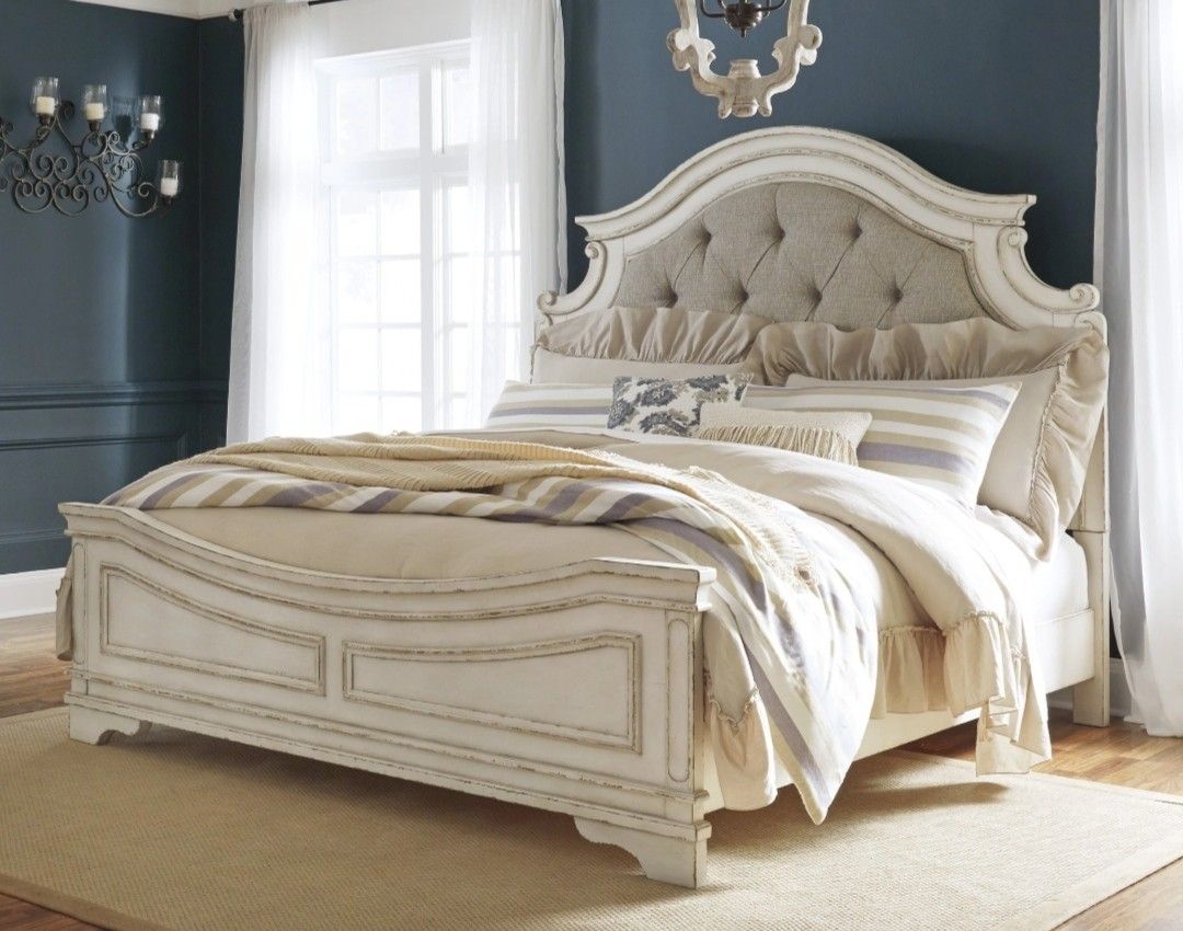 Realyn Chipped White King Panel Bed