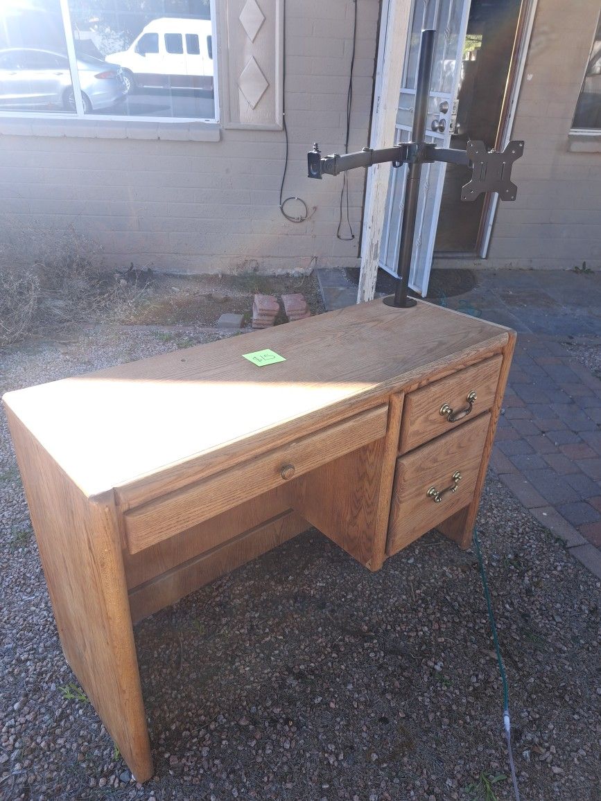 Desk With Tv/Monitor Mount