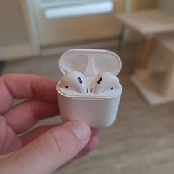 APPLE AIRPODS 2 - LIKE NEW