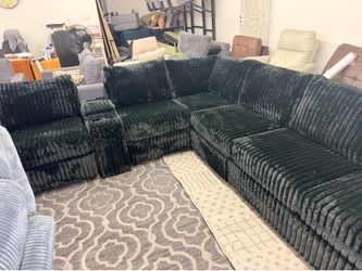 New Sectional Couch with USB Console and Cup Holders! Free Delivery 🚚!