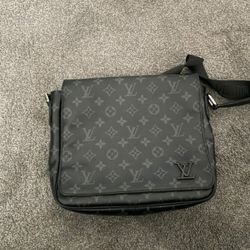 authentic LV (Louis vuitton) messenger bag