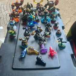 Skylanders Figures In Bulk Over 30 Pieces !!!