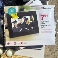 aluratek Digital Photo  Frame 