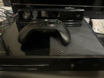 Xbox One console, Kinect sensor and 1 controller