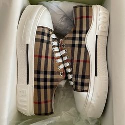 Burberry’s Shoes For Men And Women Brand new Pair 