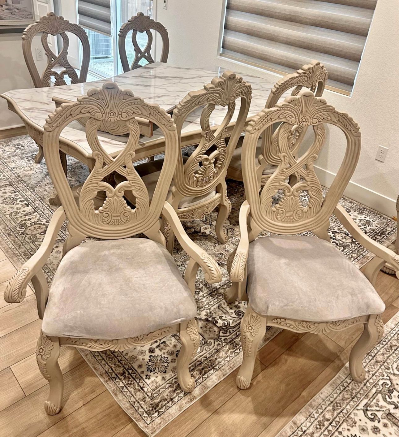 Dining table and 6 Chairs