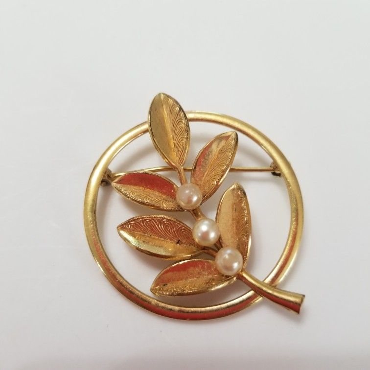 Vintage Forstner 1/20 12KT G.F. Branch of Textured Leaves And 3 Faux Pearls In Curcle Brooch Pin