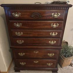 🛌 Selling this cherry wood (REAL WOOD) traditional style bedroom suite as a complete set 