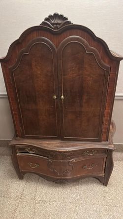 French Provincial style armoire / chifferobe