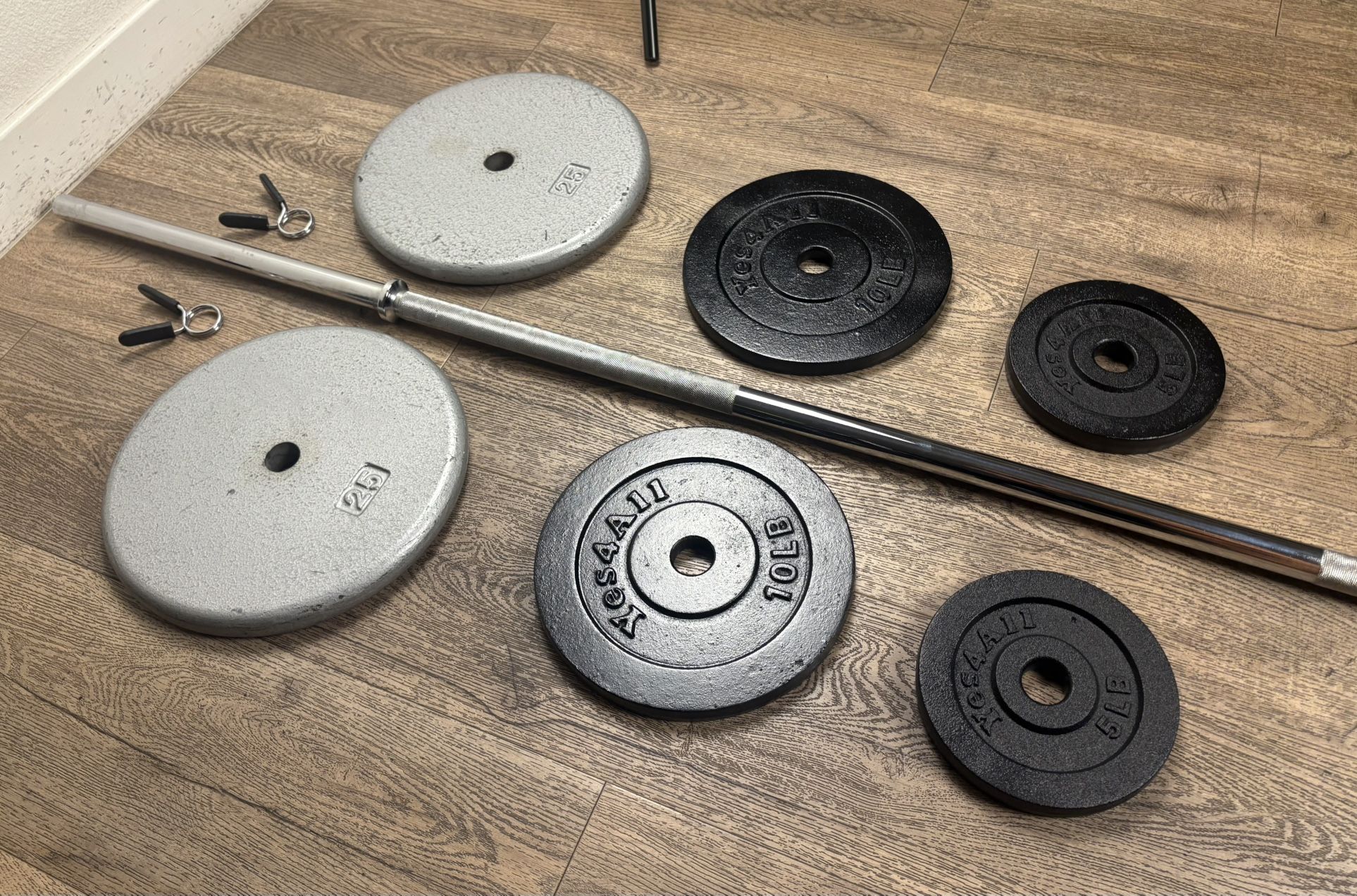NEW CONDITION: 6 ft Steel Standard Barbell With Weight Plates: 25s, 10s & 5s ( Total: 100 lbs)