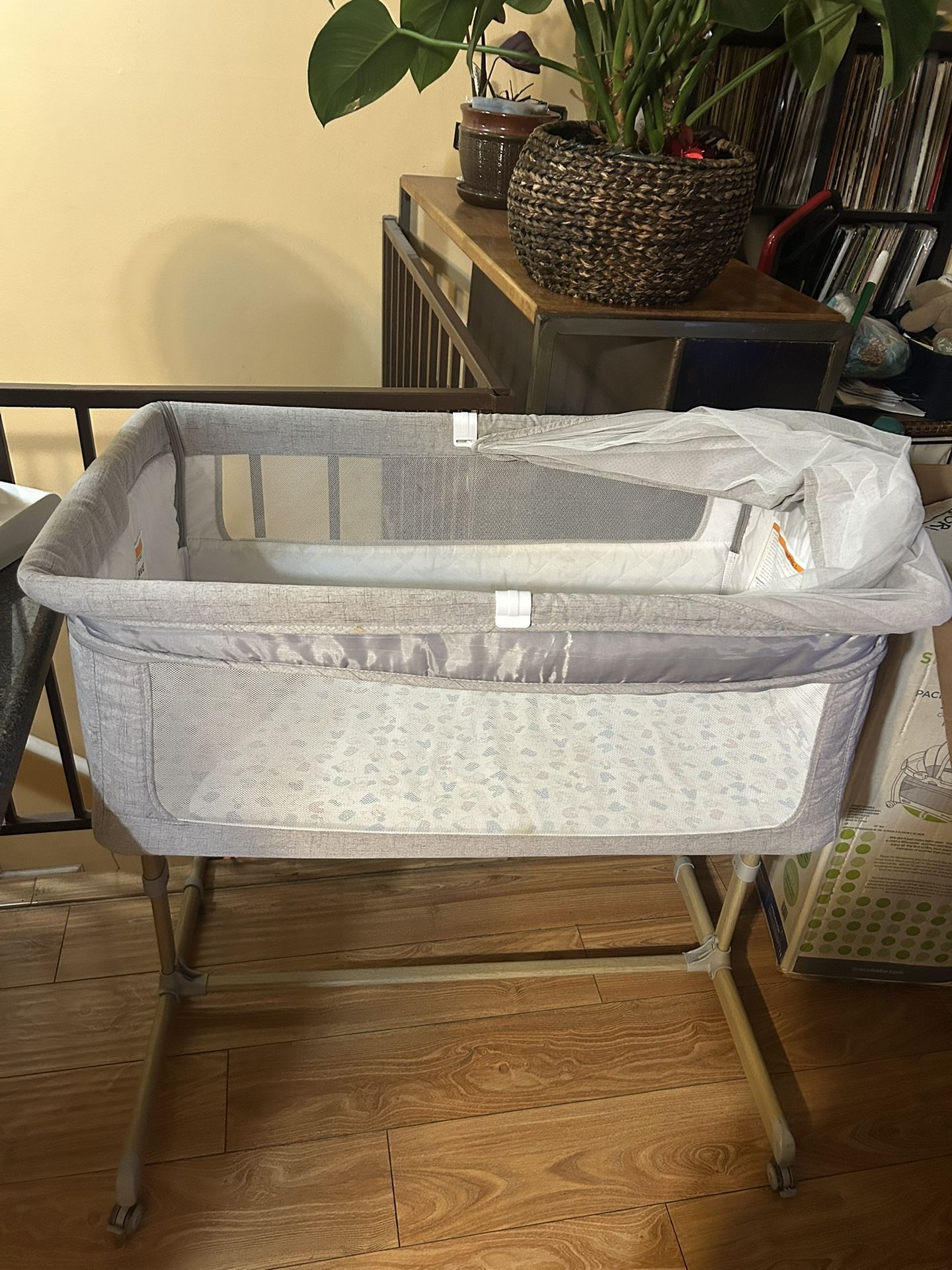 Baby Crib/Bassinet