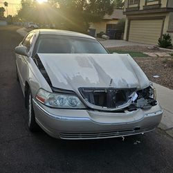 04 Lincoln Town car .  Great parts car .