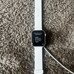 Apple Watch Series 8 45mm Starlight Aluminum Case
