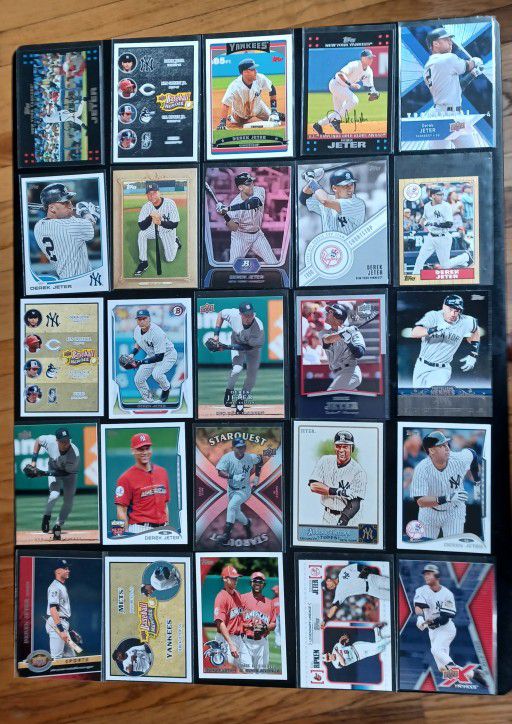 25 NEW YORK YANKEES assorted Derek Jeter baseball Cards