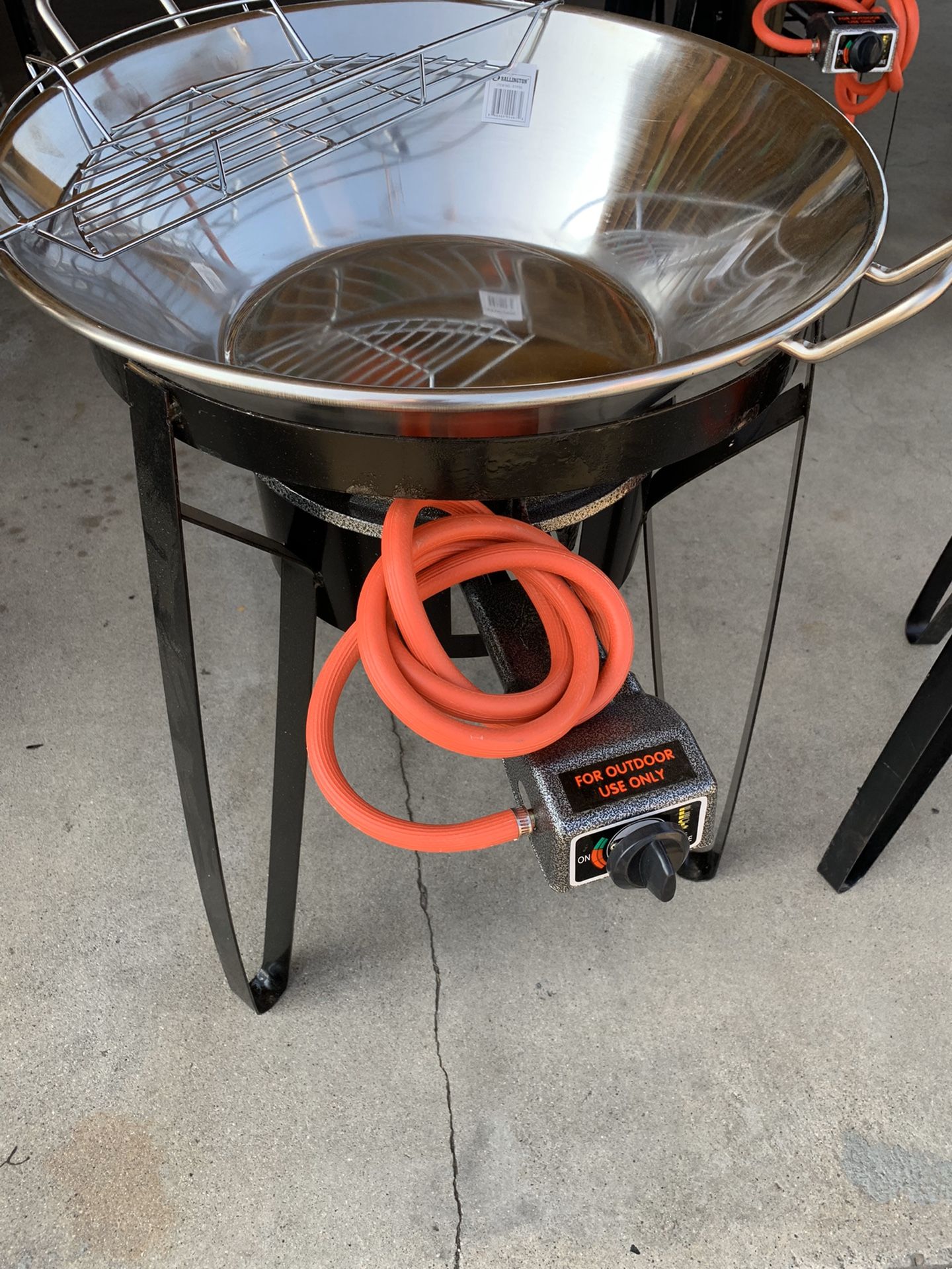 Cazo con coladera y quemador! Incluye la vase para sentar el cazo y manguera. Falta Nomas su propane tank