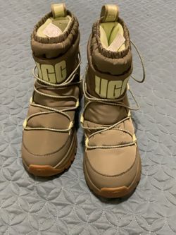 UGG WOMEN GREEN SNOW BOOTS SIZE 7.5