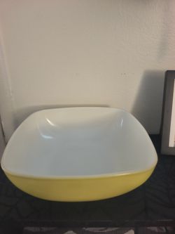 Pyrex 525b- 025 Vintage Yellow Bowl