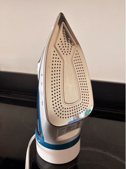 Iron with Retractable Cord (Great Condition)