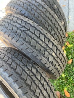 255/75/17 Brigestone Dueler tires