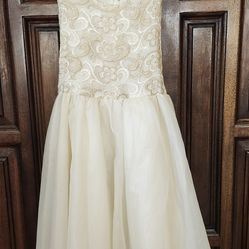 Girl dress size 10-12 white and good color