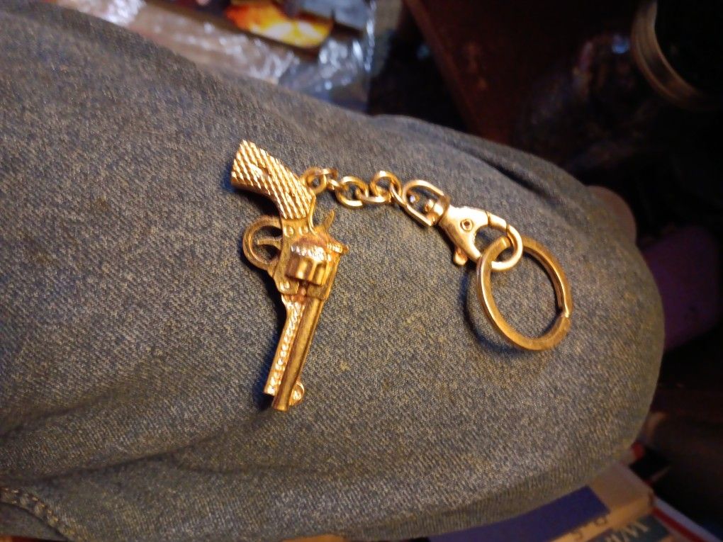 Gold color revolver pistol Is key chain