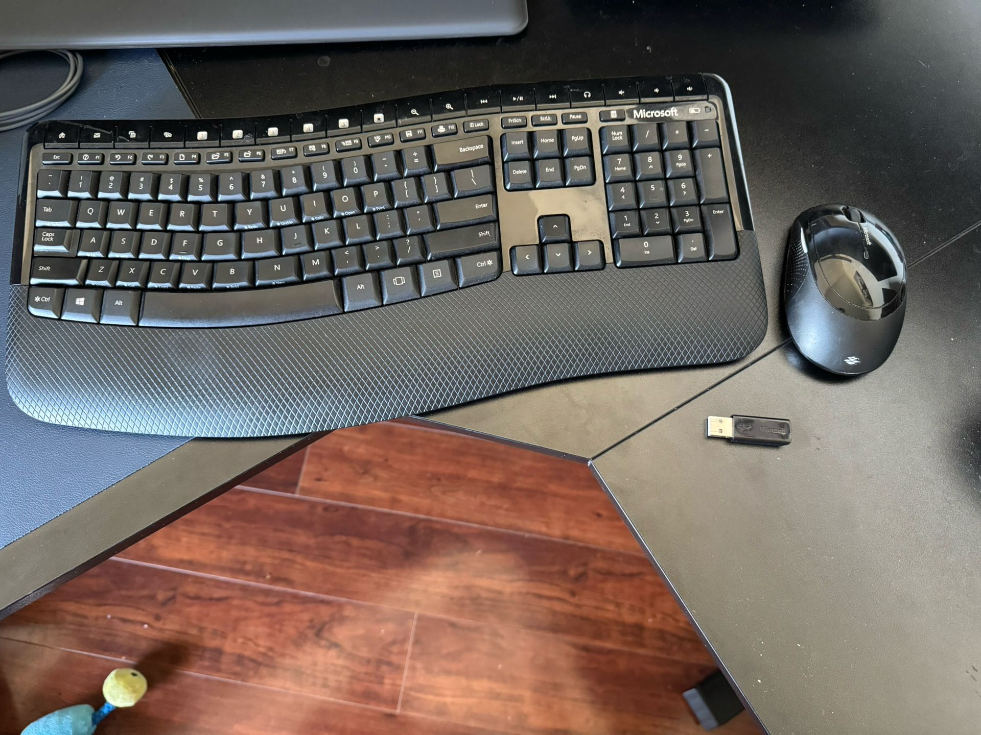 Official Microsoft Wireless Comfort Desktop 5050 with AES - Keyboard and Mouse