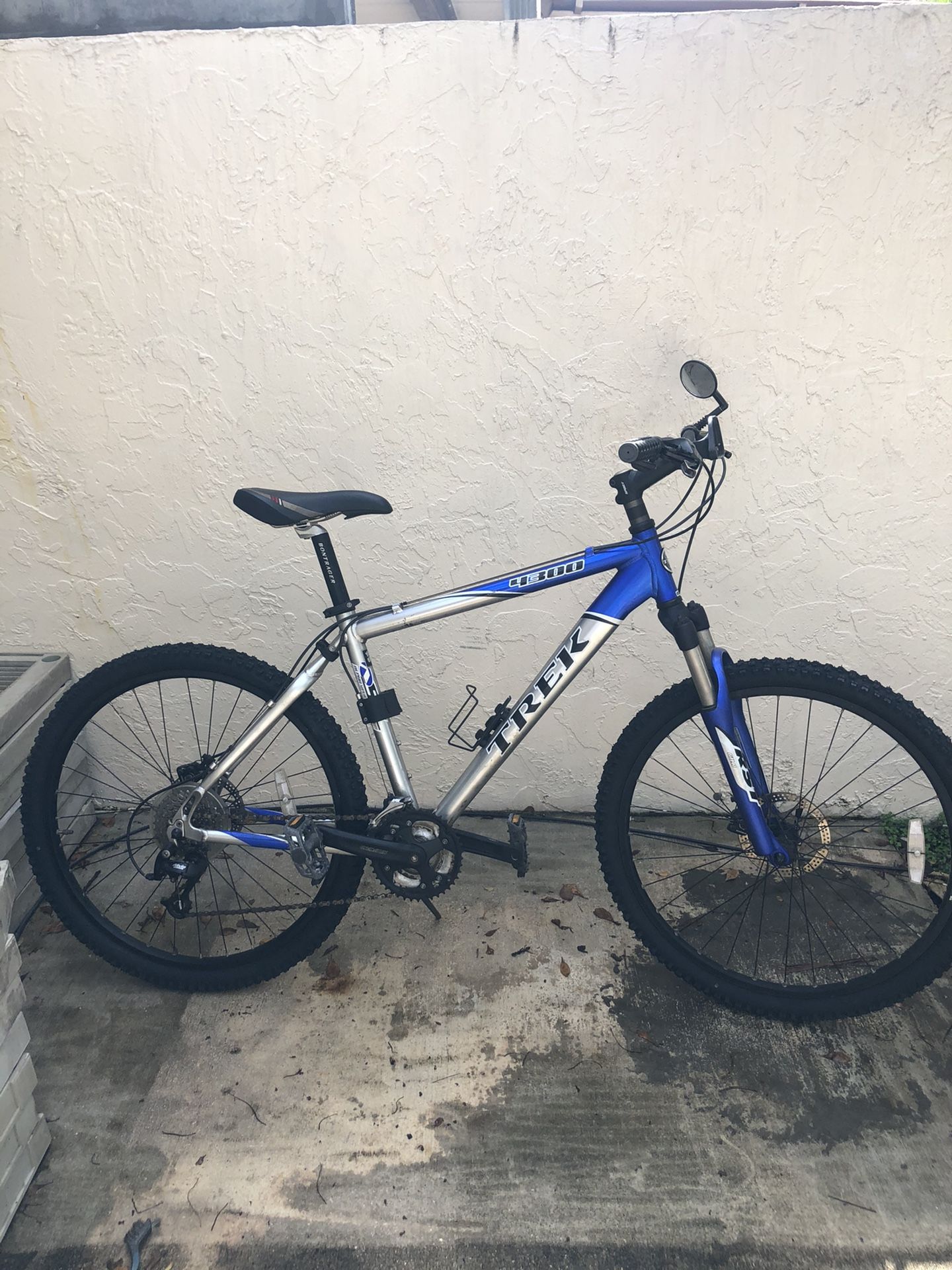 26” TREK 4300 bicycle. Disc brakes, 21 Speeds, Front suspension BEAUTIFUL BICYCLE ‼️