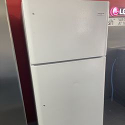New Scratch And Dent Frigidaire 18 Cu Ft Top And Bottom Fridge. 1 year Warranty 